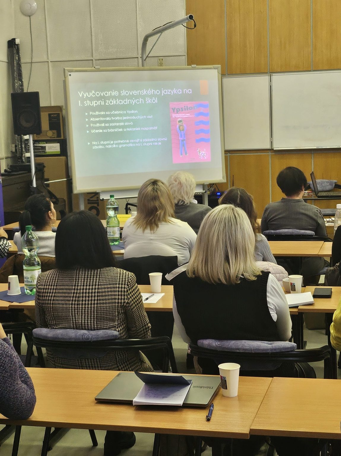 účastníci sledujú prezentáciu podujatia