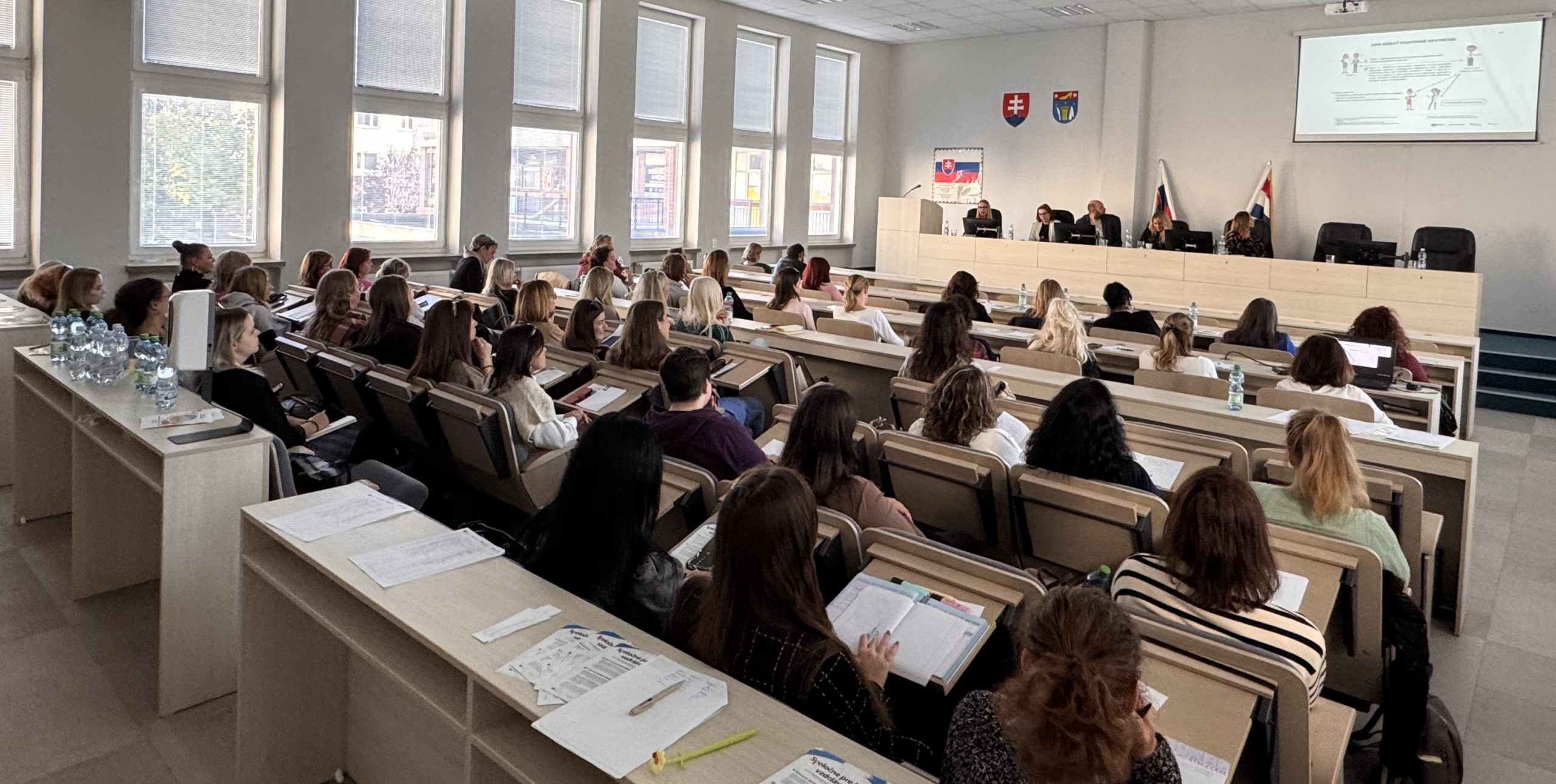 účastníci sediaci v sále