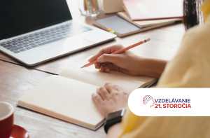 Fotografia osoby, ktorá si zapisuje poznámky do otvoreného zošita pri stole s notebookom a ďalšími školskými pomôckami. V pravom dolnom rohu je logo „Vzdelávanie 21. storočia“.